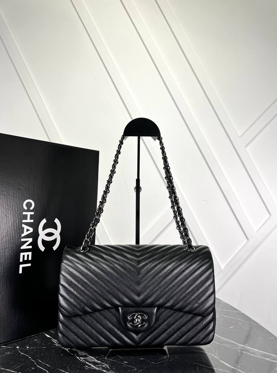 Picture of 3.55 Classic Chevron Double Flap Bag - Caviar Leather - Black Hardware