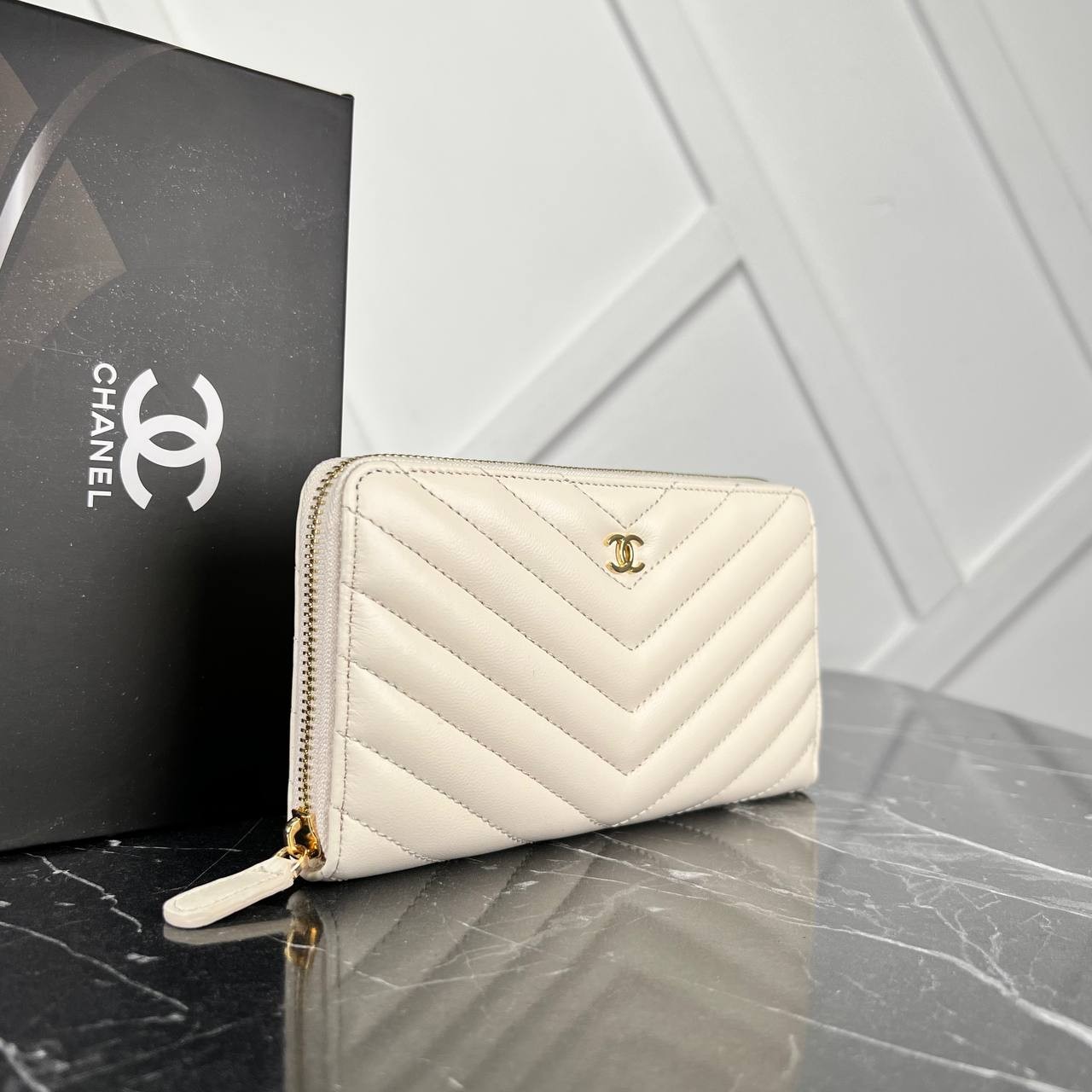 Picture of Chevron Zippy Wallet - Mother-of-pearl white