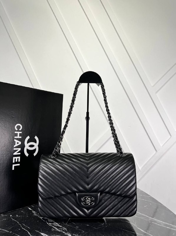 Picture of 3.55 Classic Chevron Double Flap Bag - Black Hardware