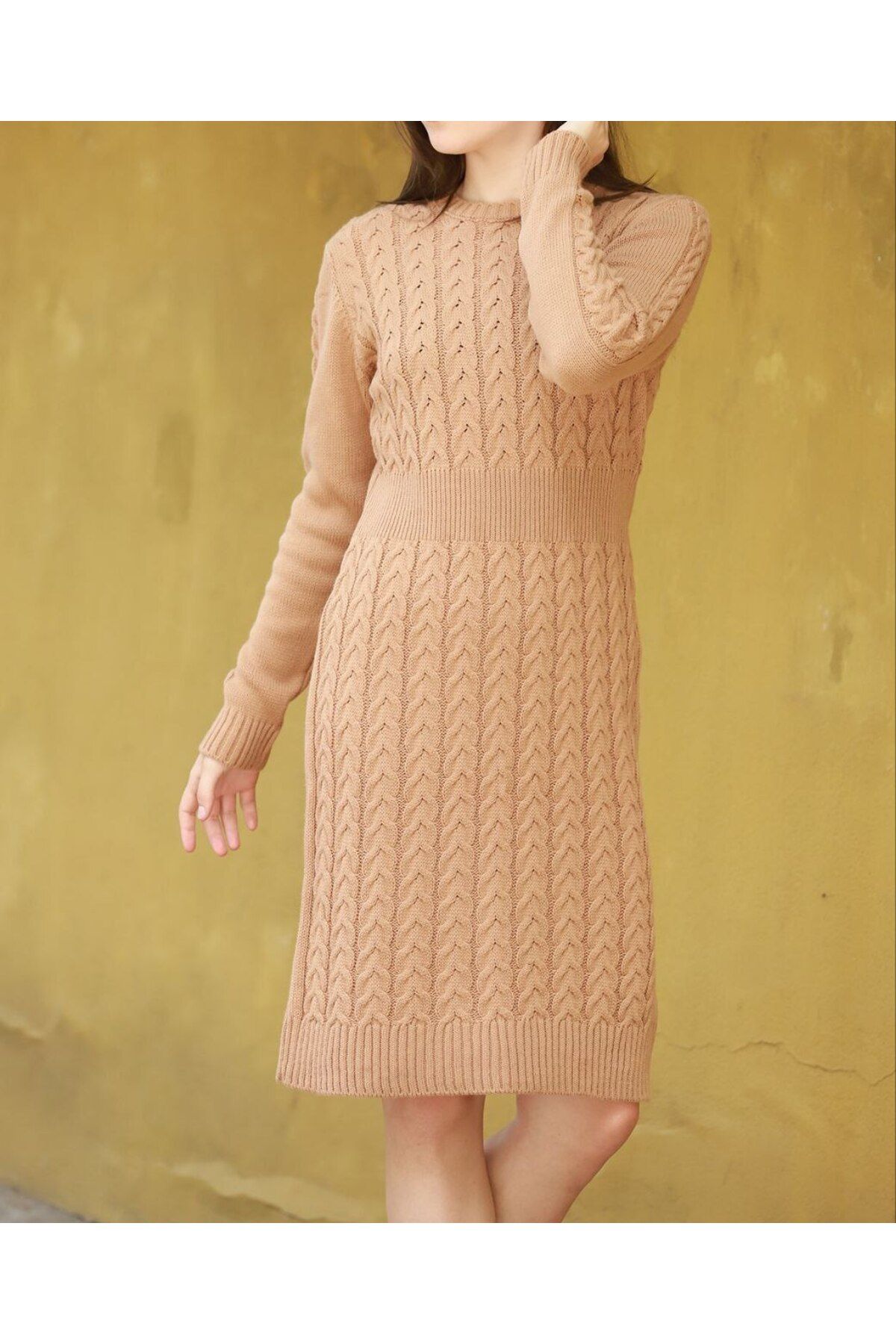 Yuvarlak Bisiklet Yaka Uzun Kollu Beli Lastikli Saç Örgülü Yanı Yırtmaçlı Basic Diz Boy Triko Elbise