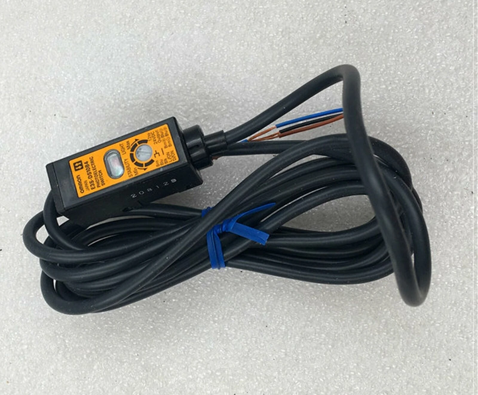 E3S-DS10B4-Proximity Sensor Photoelectric Light ON/Dark ON PNP 10cm 10.8V to 26.4V 2-Pin