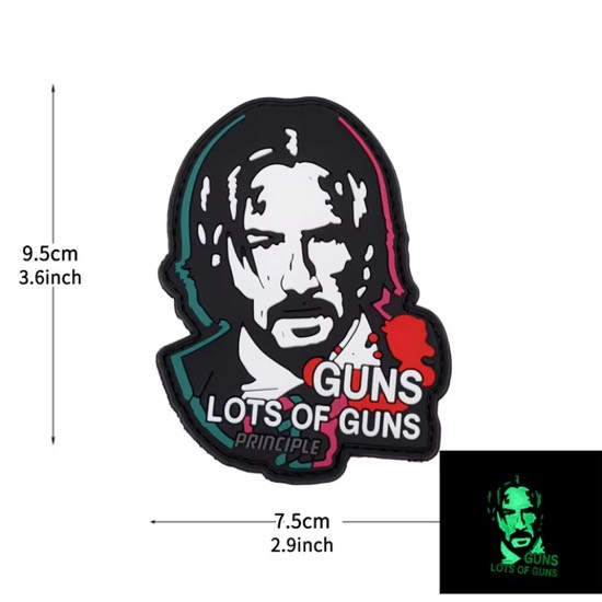 Glow-in-the-Dark Aksiyon Figürlü PVC Patch – “Lots of Guns” Temalı Yama 9.5x7.5 cm