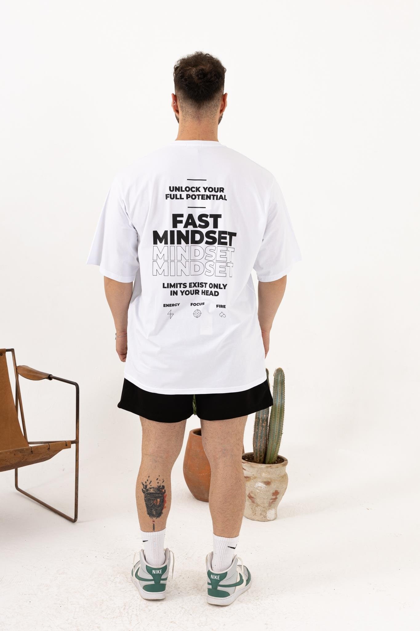 Fast Mindset Baskılı Oversize Beyaz T-Shirt – Erkek Günlük Spor Stil