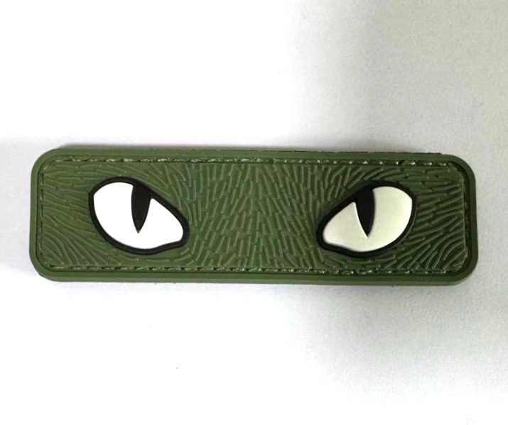 Glow-in-the-Dark Kedi Gözlü PVC Patch – Fosforlu Gece Parlayan Yama 9x2.6 cm