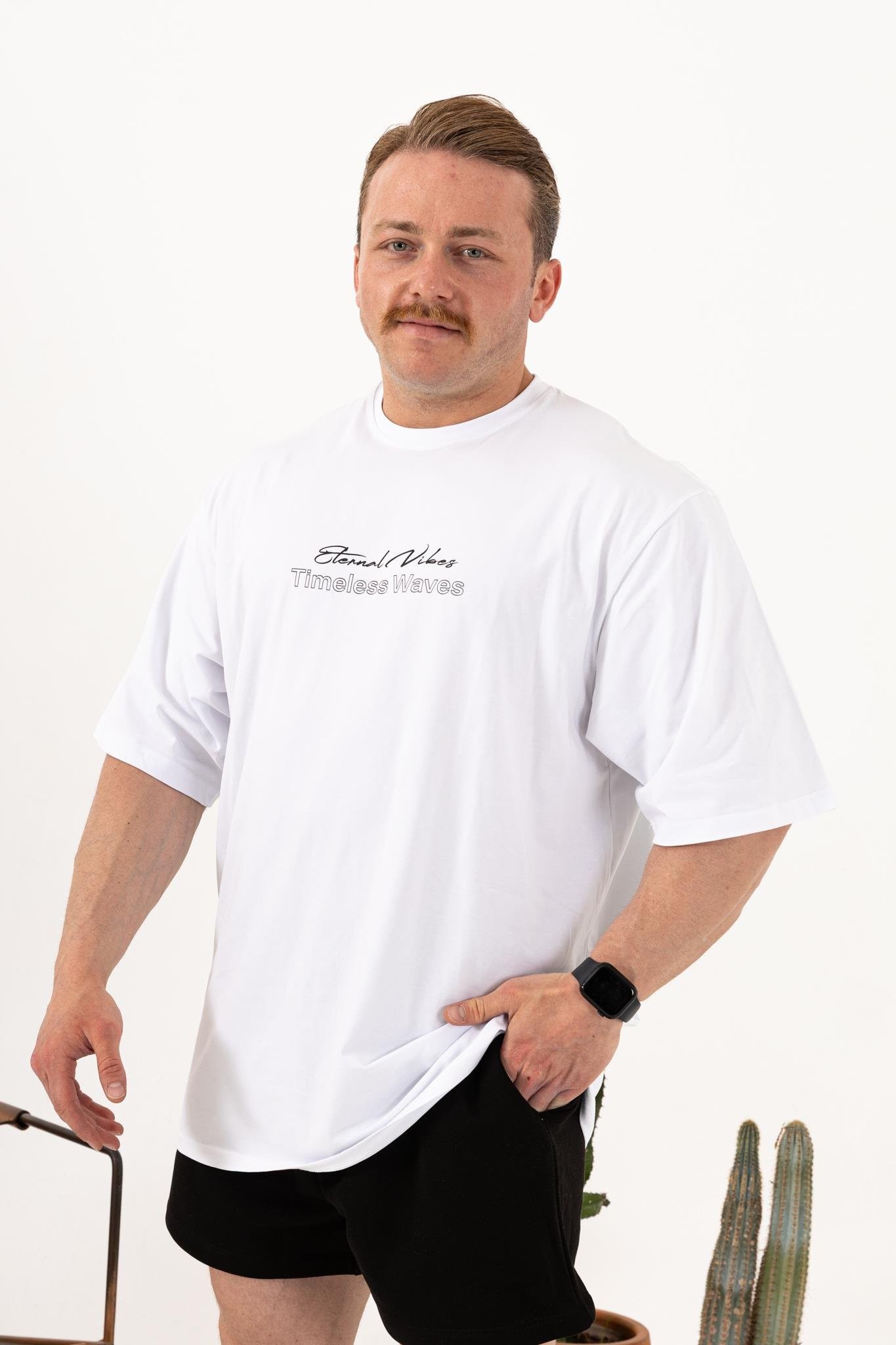 Timeless Waves Beyaz Oversize T-Shirt – Erkek Günlük ve Sokak Modası %100 Pamuk