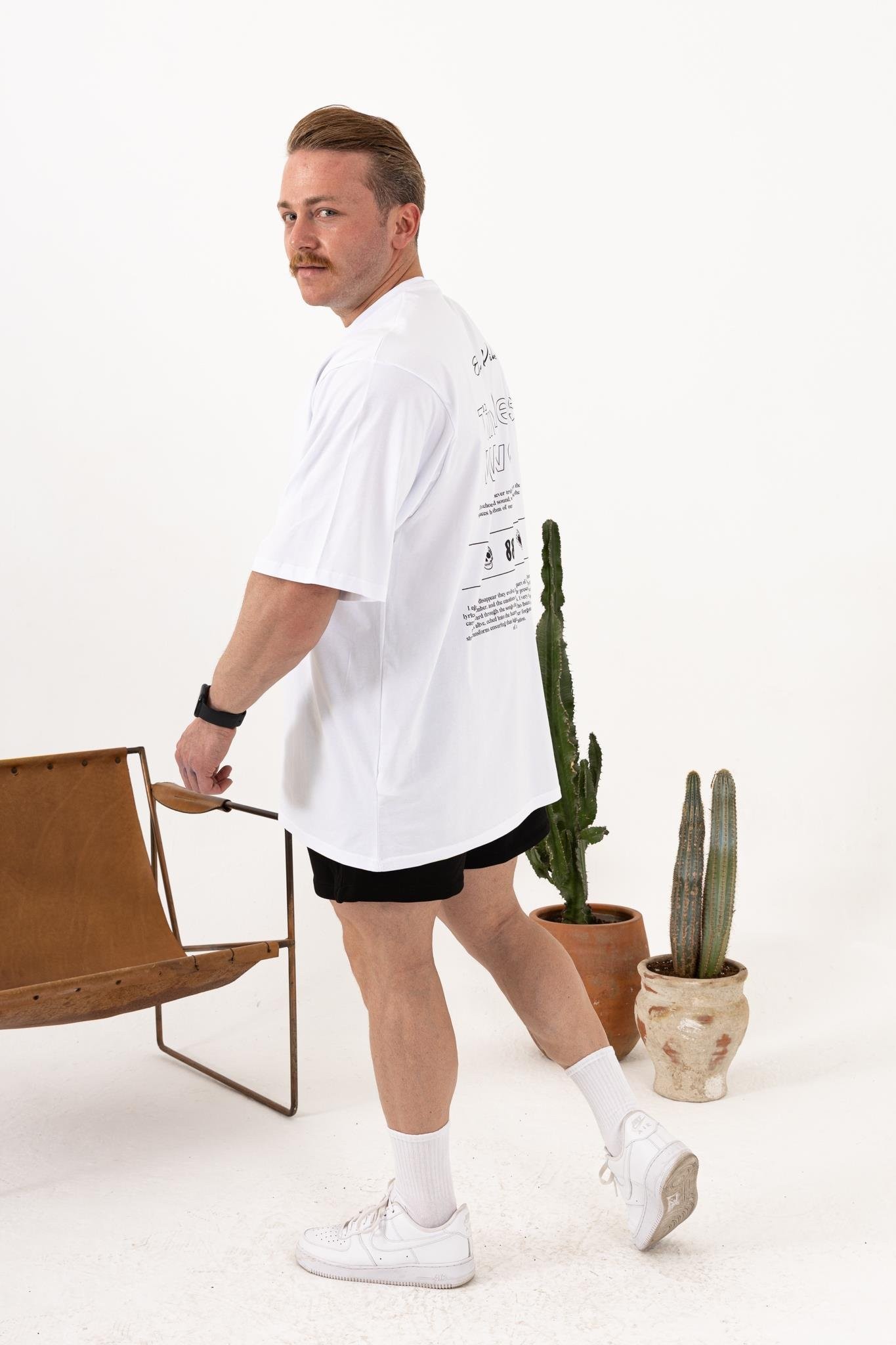 Timeless Waves Beyaz Oversize T-Shirt – Erkek Günlük ve Sokak Modası %100 Pamuk
