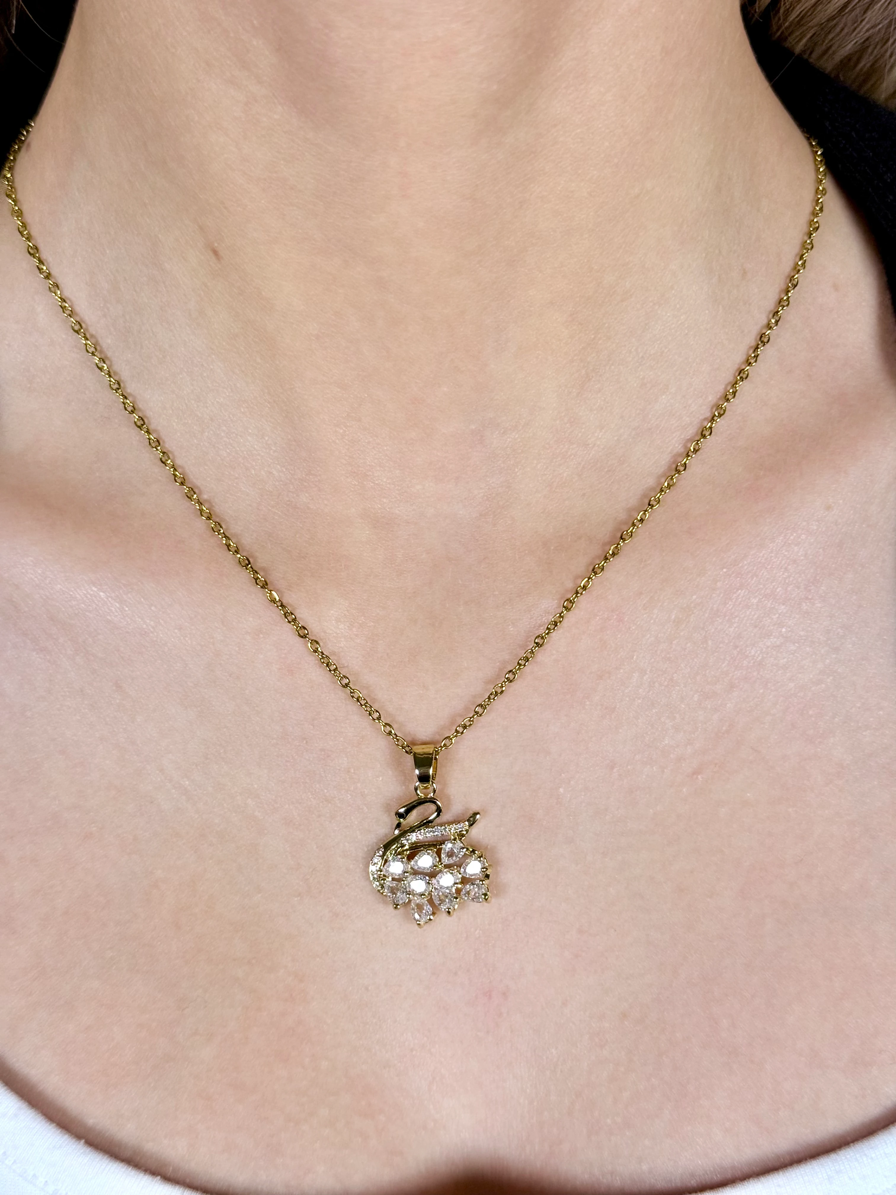 Kuğu Figürlü Gold Çelik Kolye