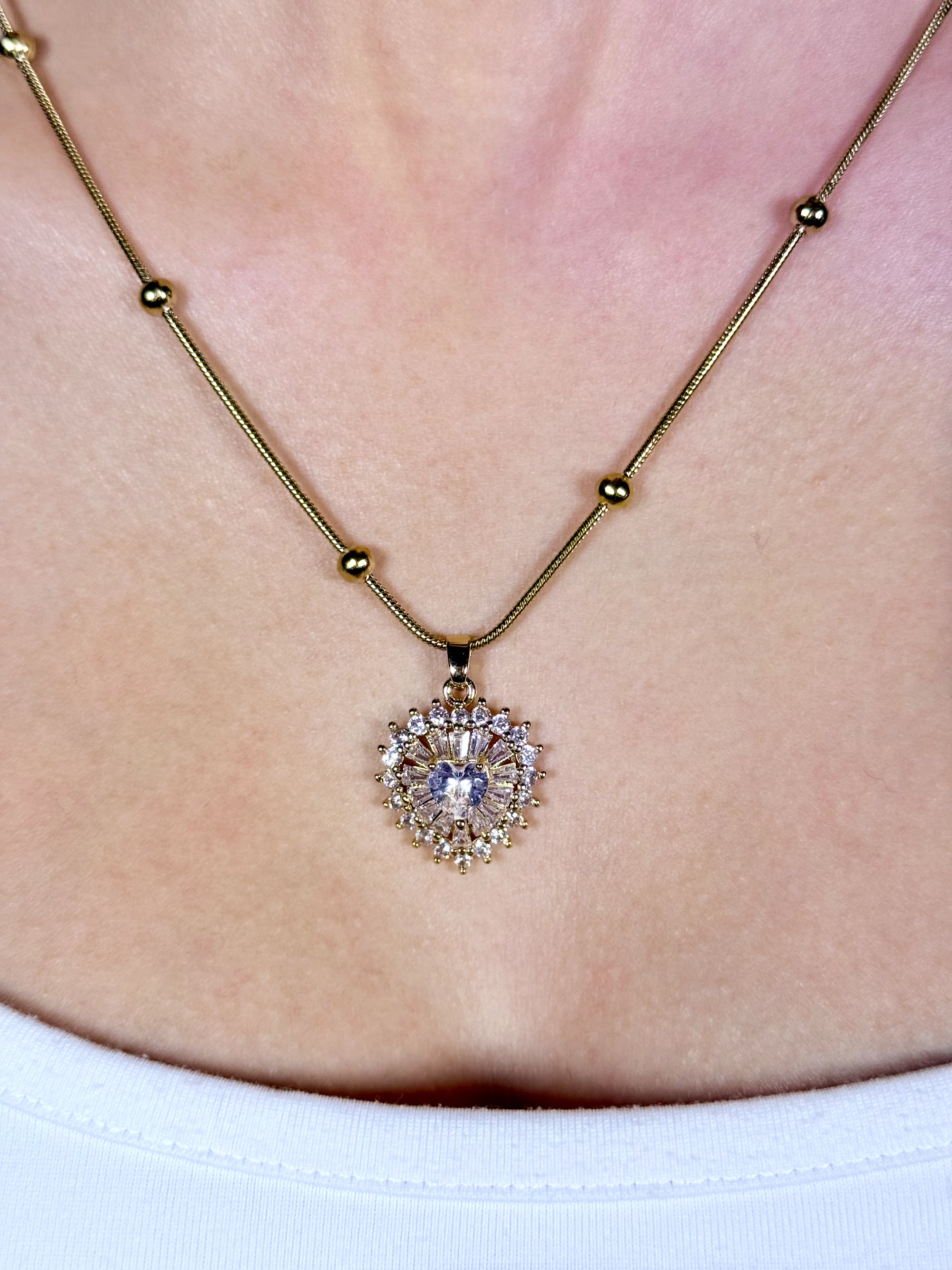 Taşlı Kalp Figürlü Gold Çelik Kolye