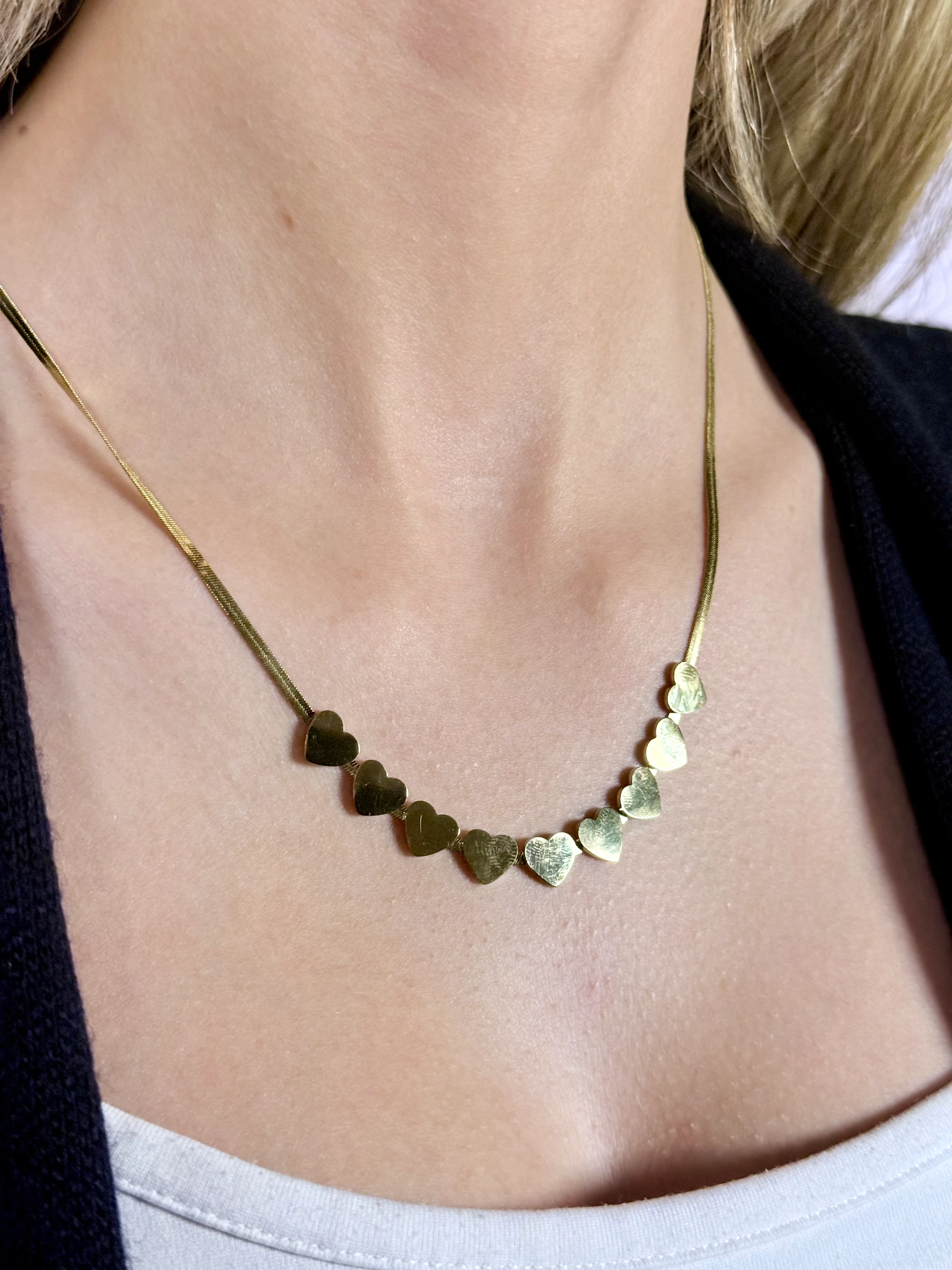 Sıralı Kalp Detaylı Gold Çelik Kolye