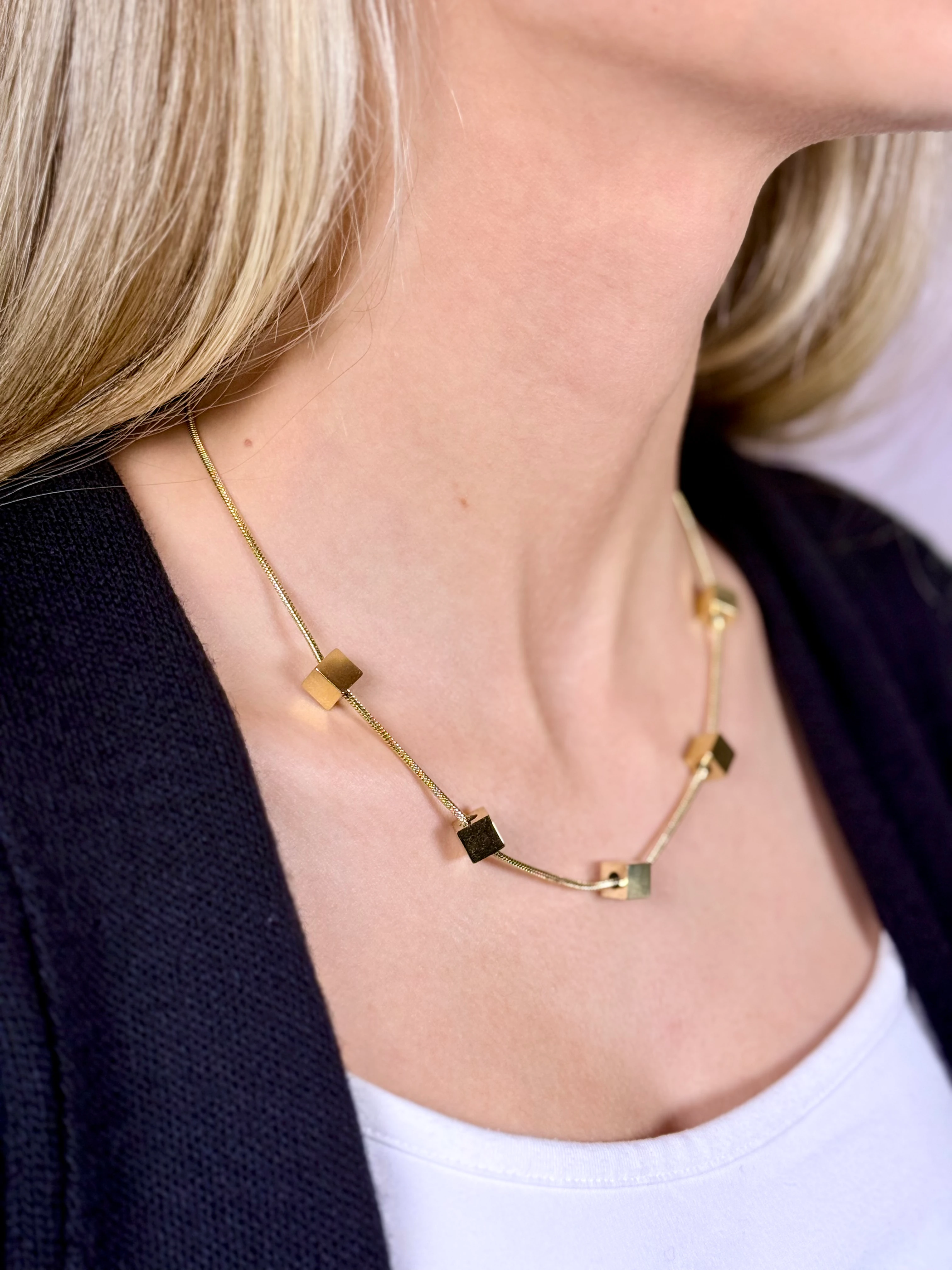 Küp Detaylı Gold Çelik Kolye