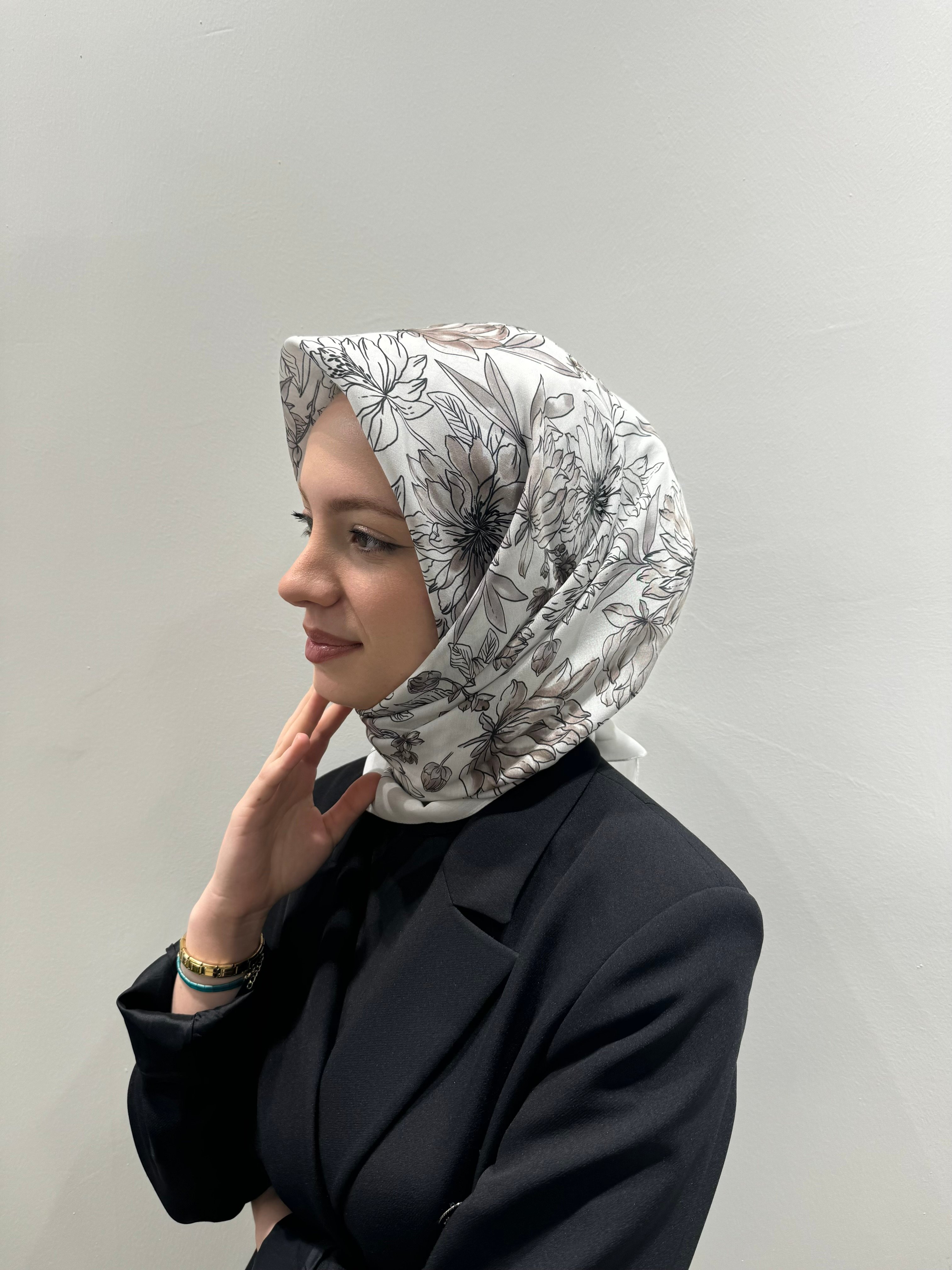 All Day Comfort Serisi Aster Desenli Eşarp