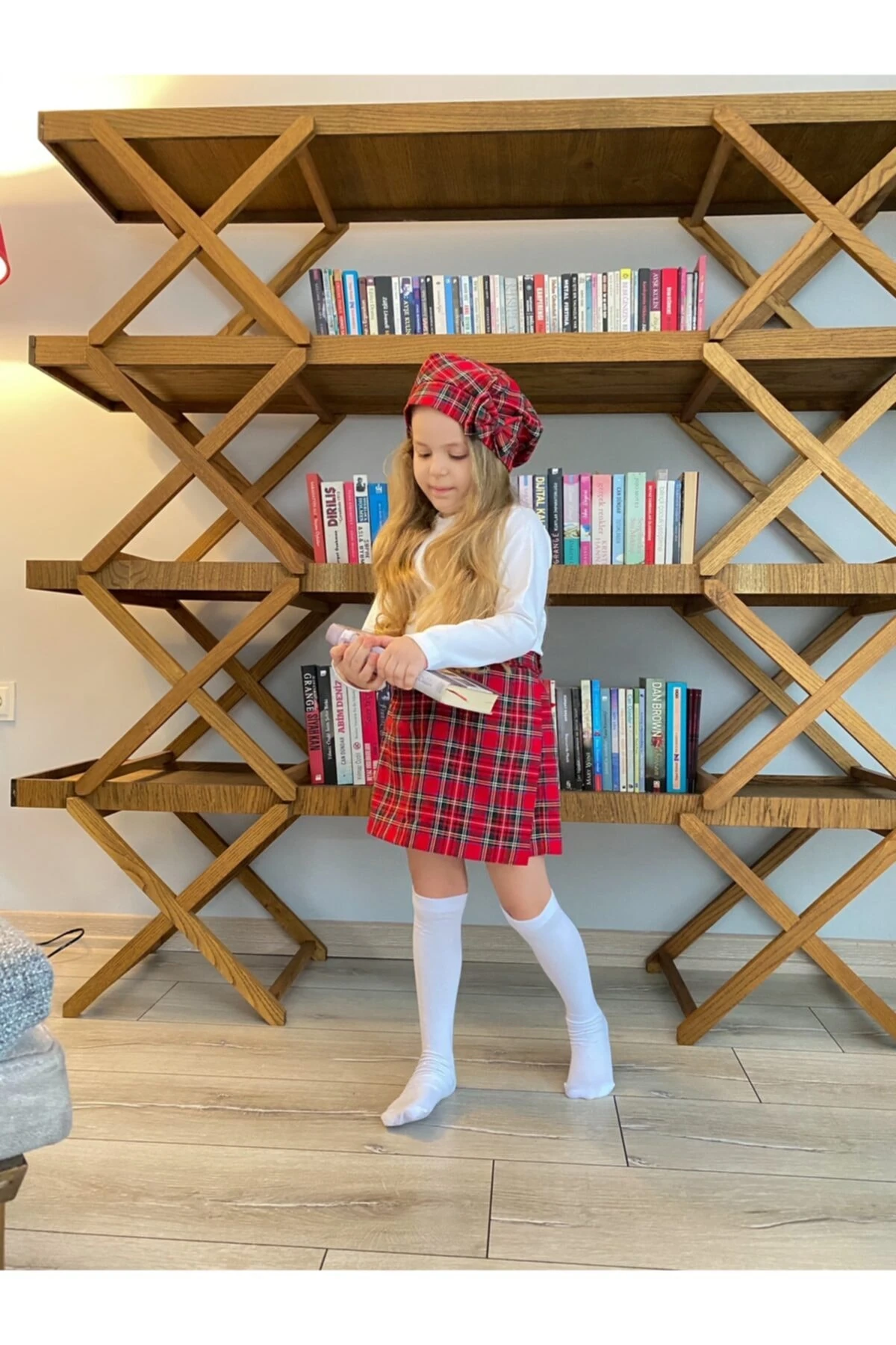 Kız Bebek Kırmızı Ekoseli Mini Şort Etek  Şapka  Tişört Takımı main variant image