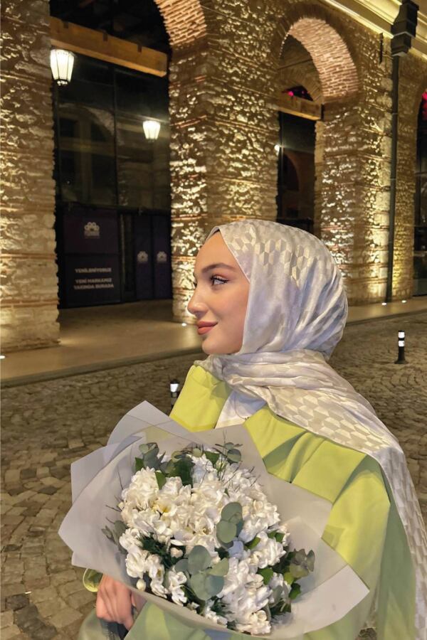 Betül Mancak' ın Tercihi KIRIK BEYAZ QOZA DESEN İPEKSİ JAKAR ŞAL