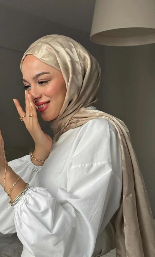 Beyza Karam' ın Tercihi KUM BEJİ KAZAYAĞI DESEN İPEKSİ JAKAR ŞAL ŞAL