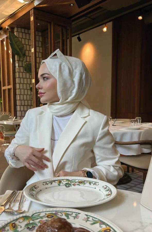 Sevda Kaba'nın Tercihi İNCİ BEYAZI BLOOM DESEN ŞAL