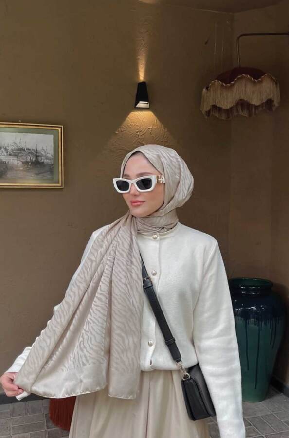 İrem Ersoy'un Tercihi Zebra Desen Şal/ Bej