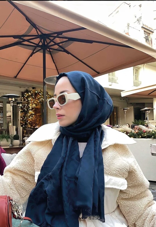 Duygu Goncu'nun Tercihi GECE MAVİSİ BLOOM DESEN ŞAL