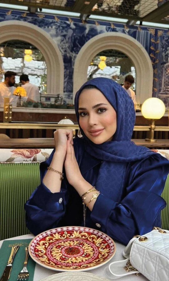 Aleyna Güzel'in  Tercihi KOYUKOT MAVİ BLOOM DESEN ŞAL