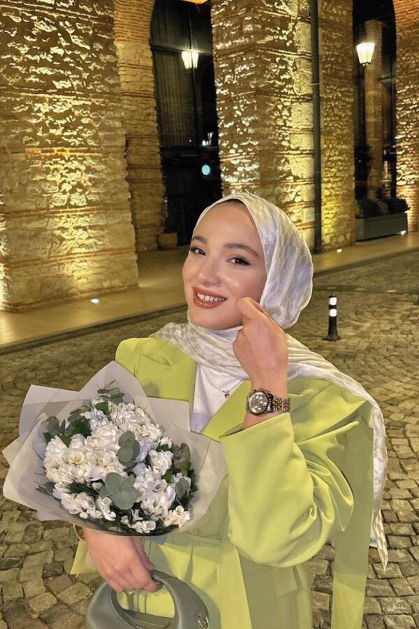 Betül Mancak' ın Tercihi KIRIK BEYAZ QOZA DESEN İPEKSİ JAKAR ŞAL