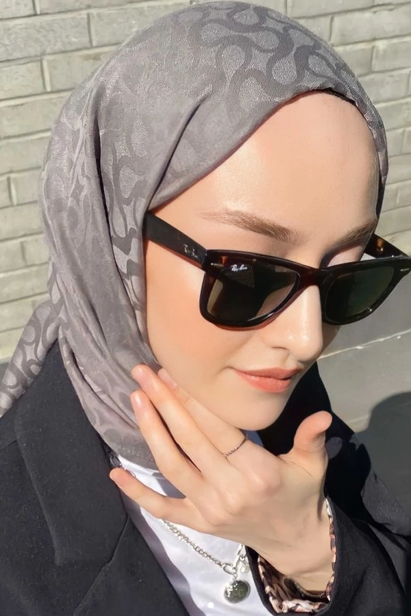 Sebanur Keskin'in Tercihi FÜME BLOOM DESEN ŞAL