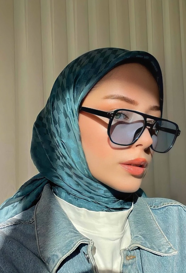 Duygu Goncu'nun Tercihi PETROL MAVİ QOZA DESEN İPEKSİ JAKAR EŞARP