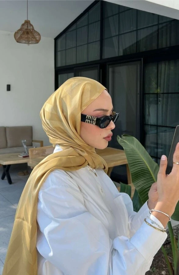 Beyza Karam' ın Tercihi GOLD BALIKSIRTI DESEN JAKAR ŞAL ŞAL