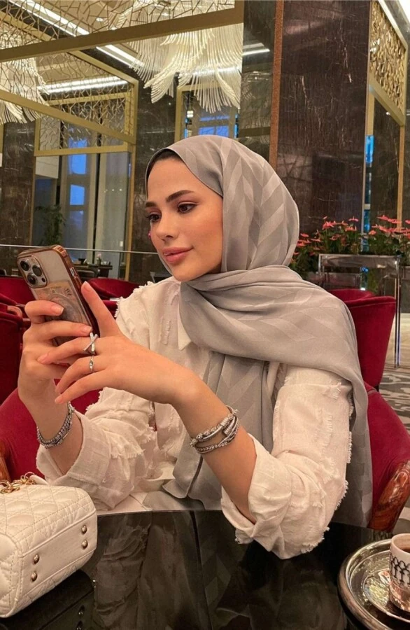 Aleyna Güzel' in Tercihi GÜMÜŞ GRİ BALIKSIRTI DESEN JAKAR ŞAL