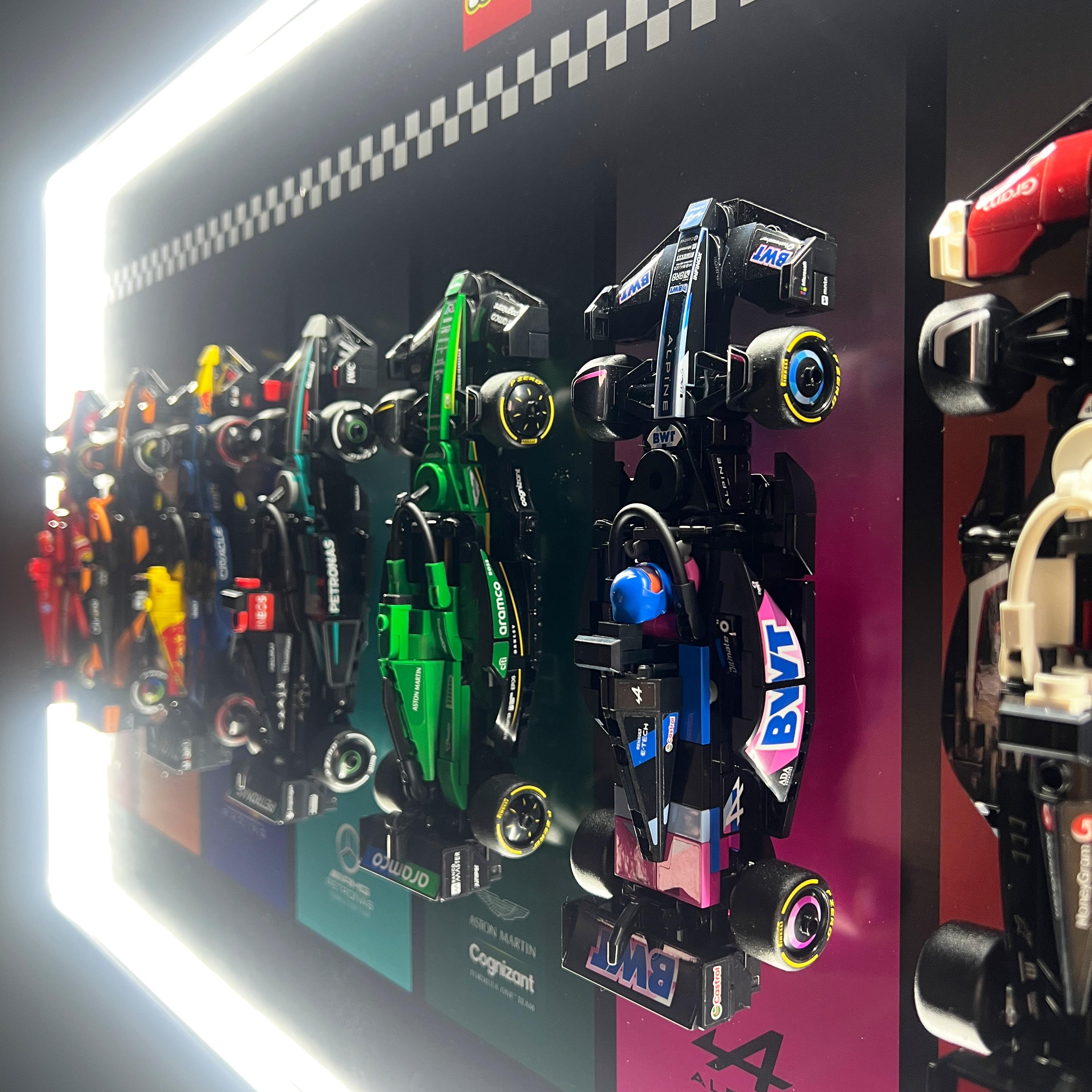 LEGO® Speed Champions: Formula 1 Araçları için Işıklı Sergileme Çerçevesi