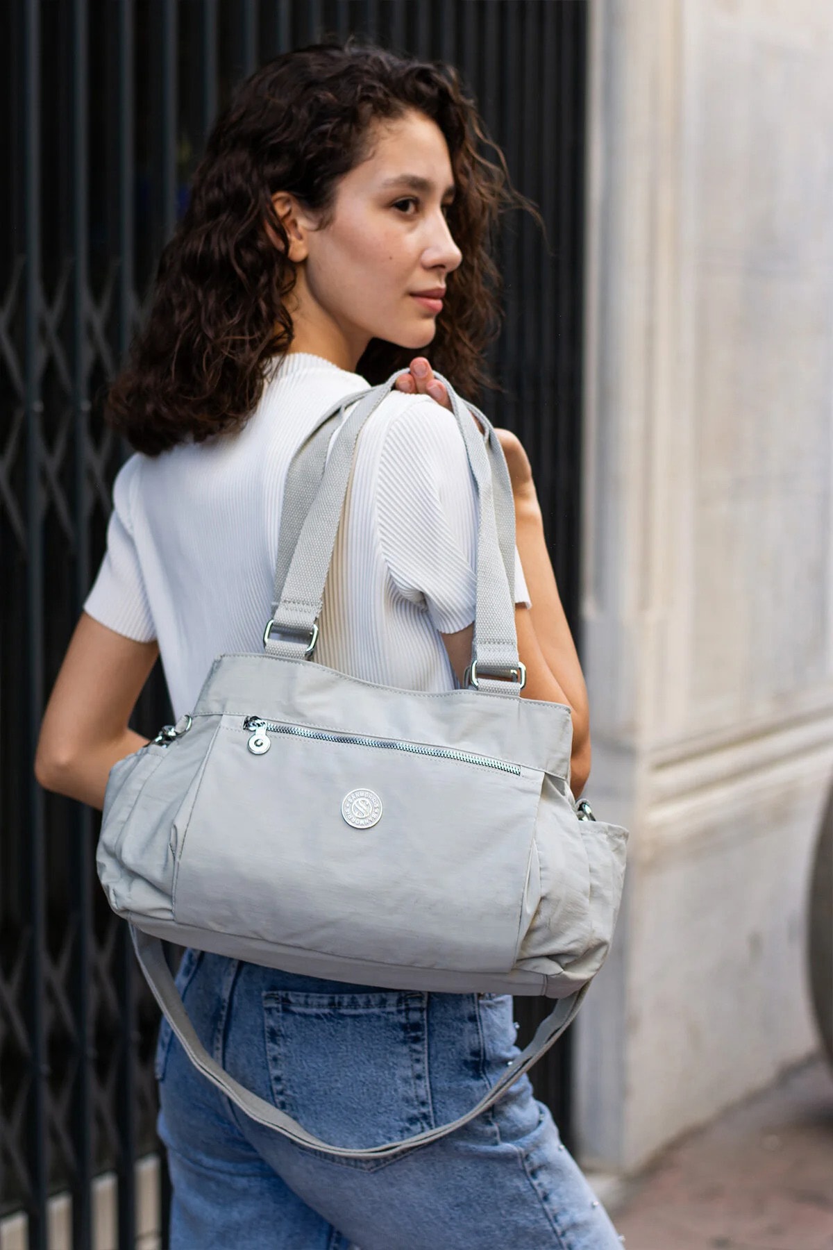 5 Gözlü Suya Dayanıklı Çapraz Askılı El ve Omuz Çantası - Açık Gri