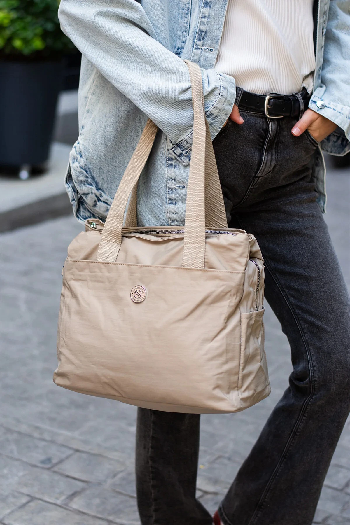 5 Gözlü Büyük Boy Suya Dayanıklı Saten Kumaş Omuz Çantası - Bej