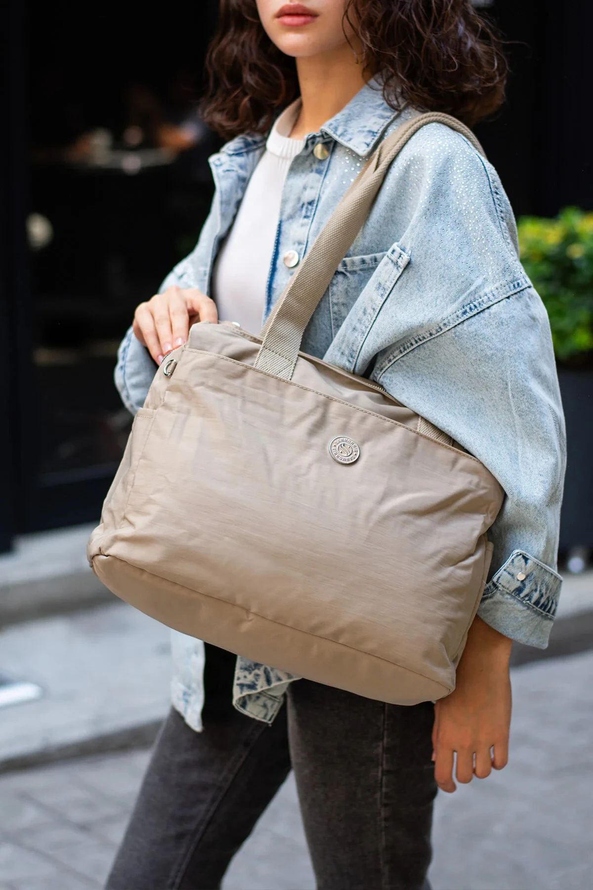 5 Gözlü Büyük Boy Suya Dayanıklı Saten Kumaş Omuz Çantası - Bej