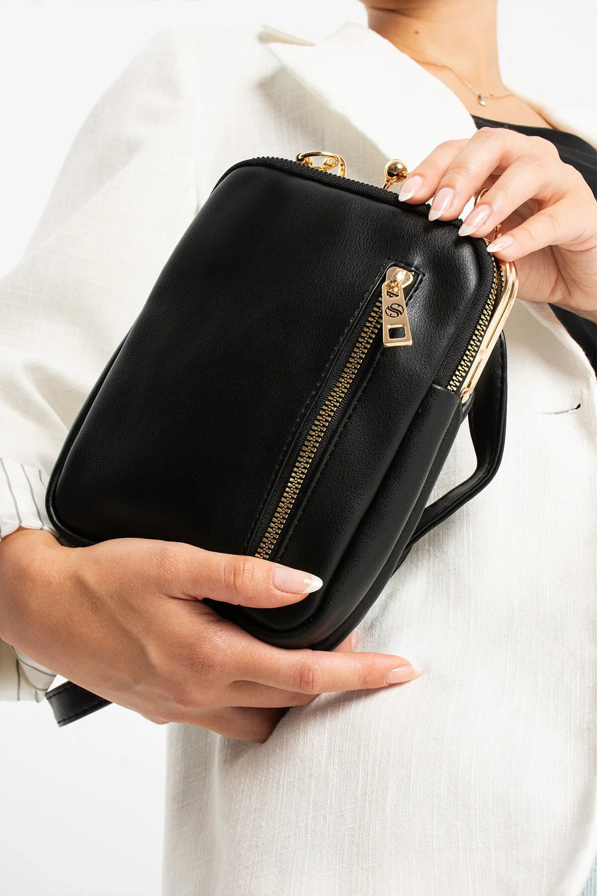 Gold Aksesuarlı Çapraz Askılı Suni Deri Omuz ve Çapraz Çanta - Siyah Mat