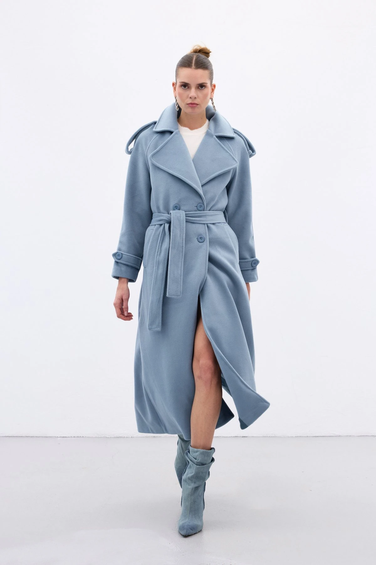 Apolet Detaylı Geniş Yaka Uzun Kadın Kaban - Mavi