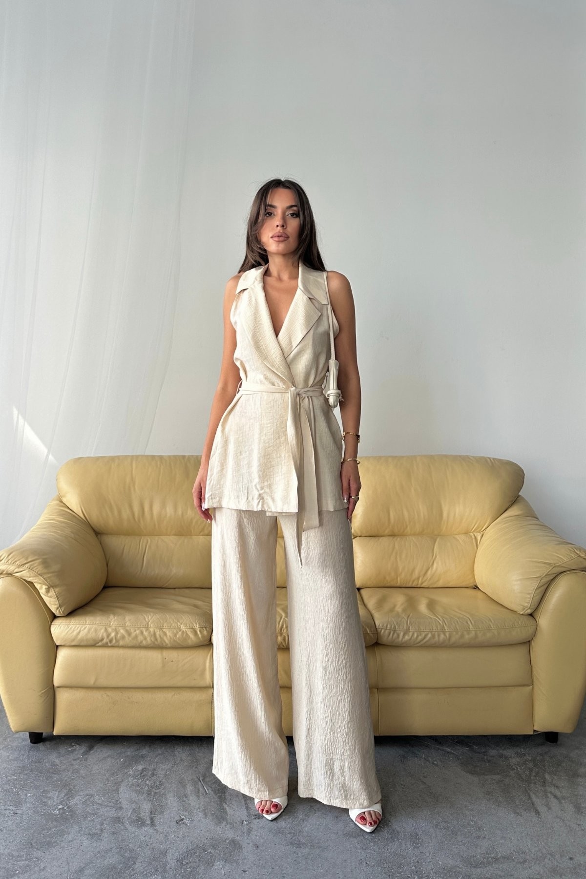 Çilek Kumaş Beli Kemerli V Yaka Yelek Pantolon Takım