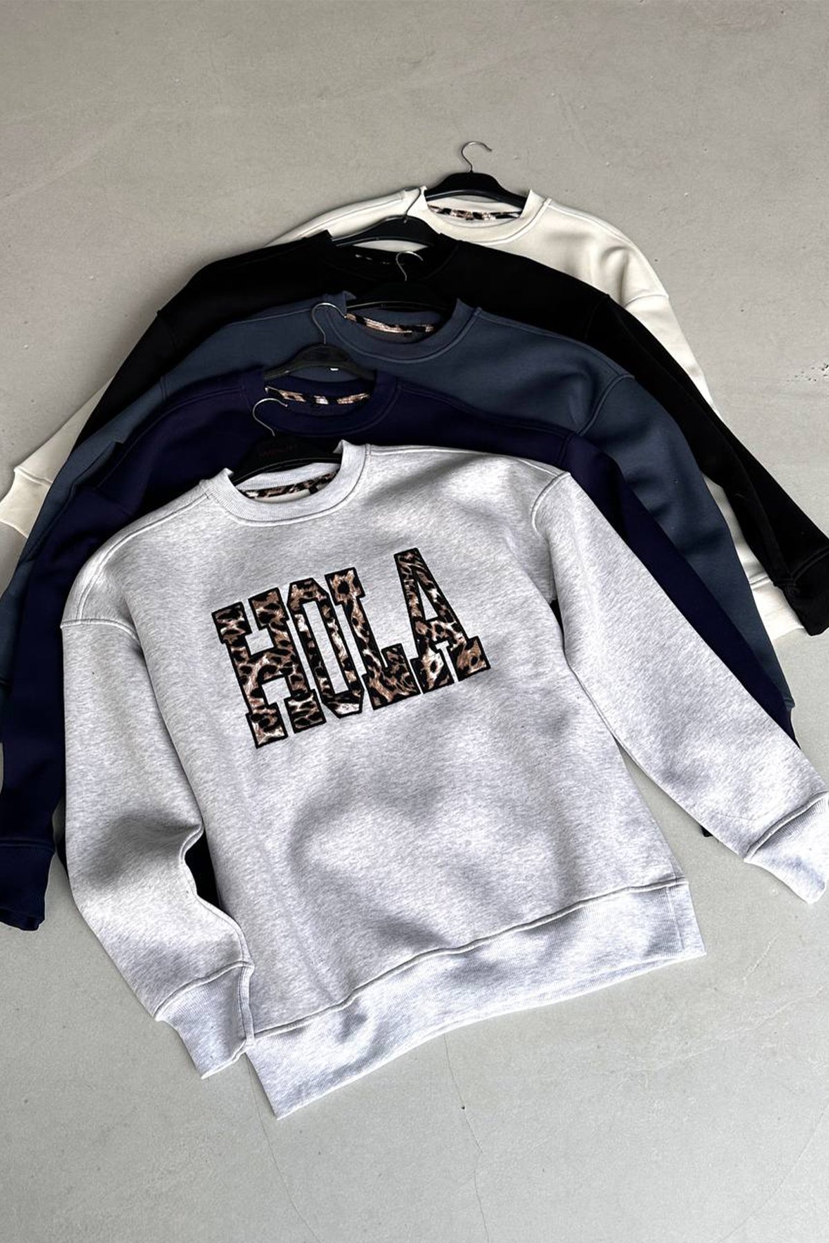 Oversize Kadın Bisiklet Yaka Sweatshirt Üç İplik Şardonlu HOLA Nakışlı - Ekru