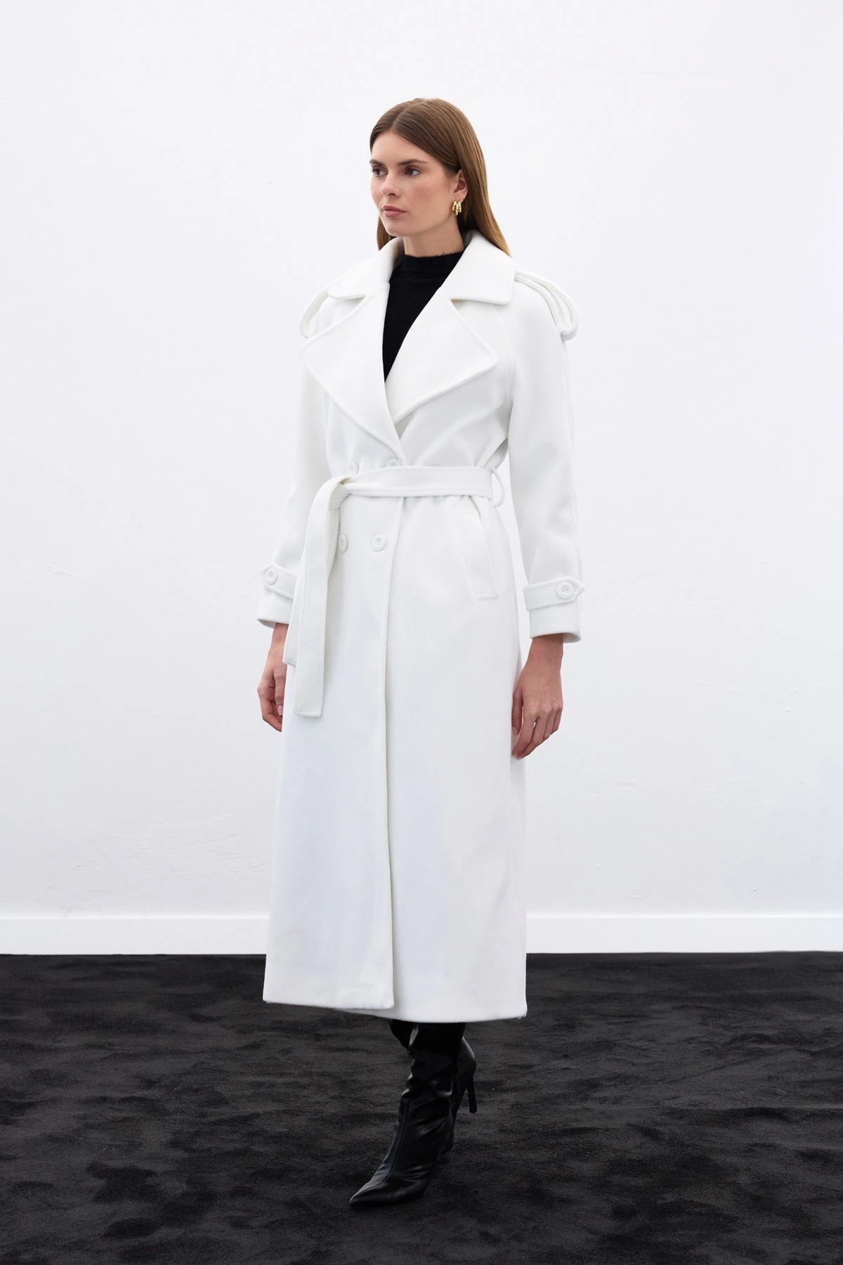 Apolet Detaylı Geniş Yaka Uzun Kadın Kaban - экрю