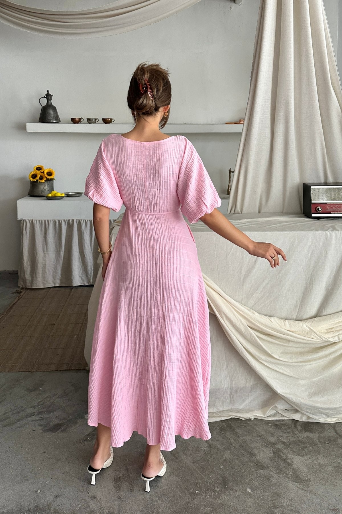 Muslin Kumaş V Yaka Bel Boncuk Bağlamalı Yırtmaç Detaylı Elbise - Pembe