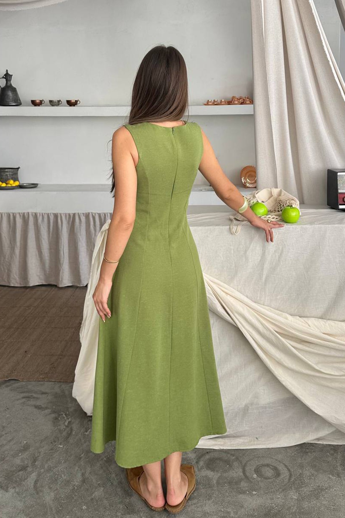 Düğme Detaylı Yırtmaçlı Kolsuz Uzun Elbise