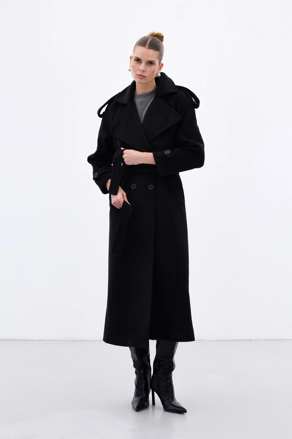 Apolet Detaylı Geniş Yaka Uzun Kadın Kaban - Siyah