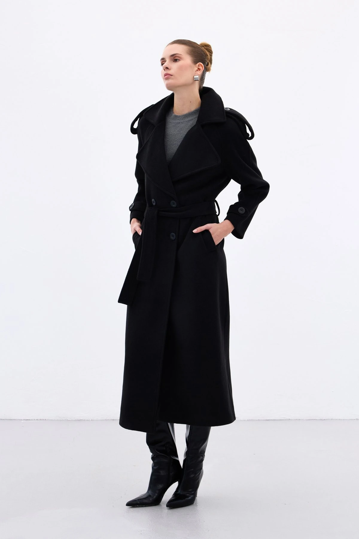 Apolet Detaylı Geniş Yaka Uzun Kadın Kaban - Черный