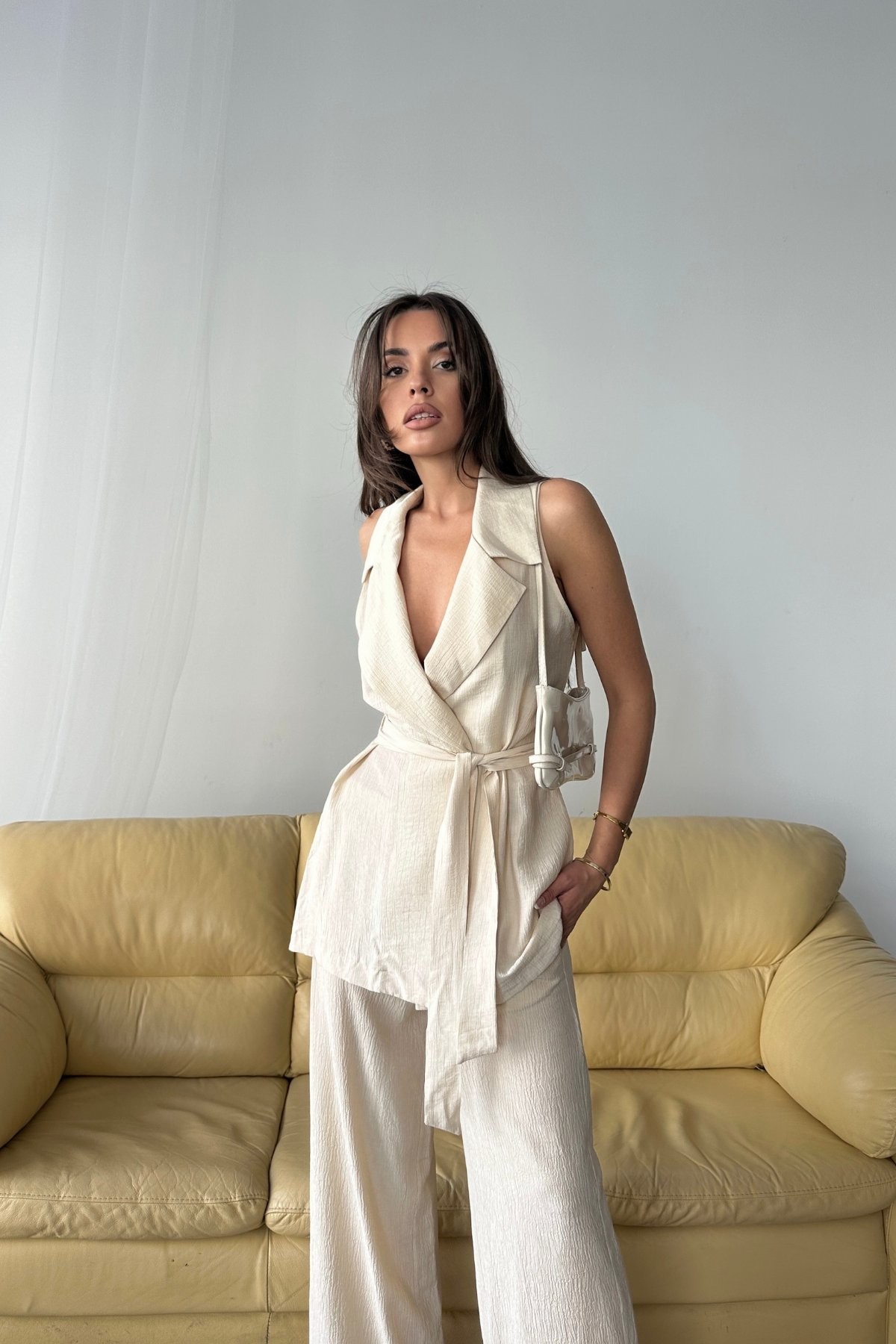 Çilek Kumaş Beli Kemerli V Yaka Yelek Pantolon Takım