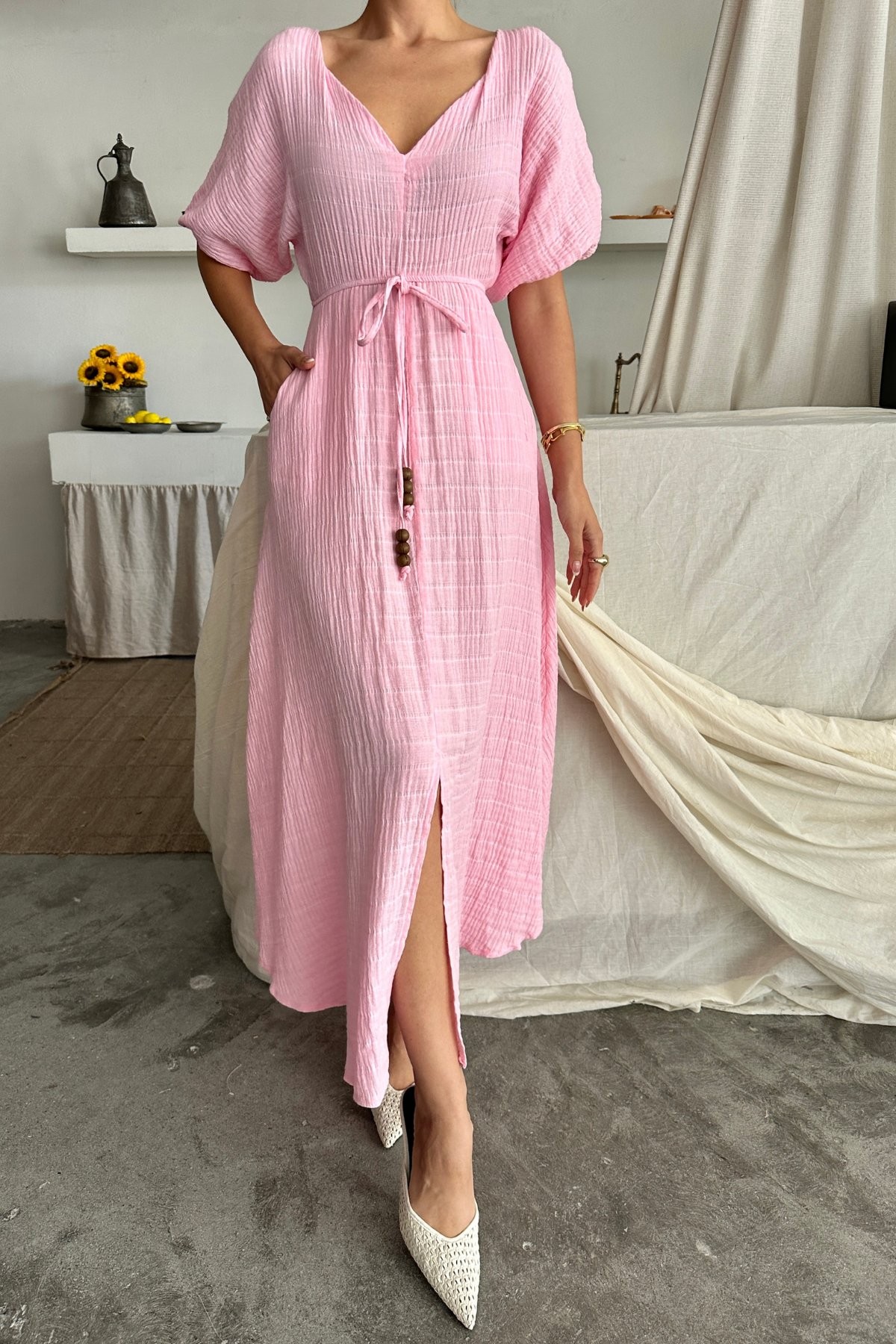 Muslin Kumaş V Yaka Bel Boncuk Bağlamalı Yırtmaç Detaylı Elbise - Pembe