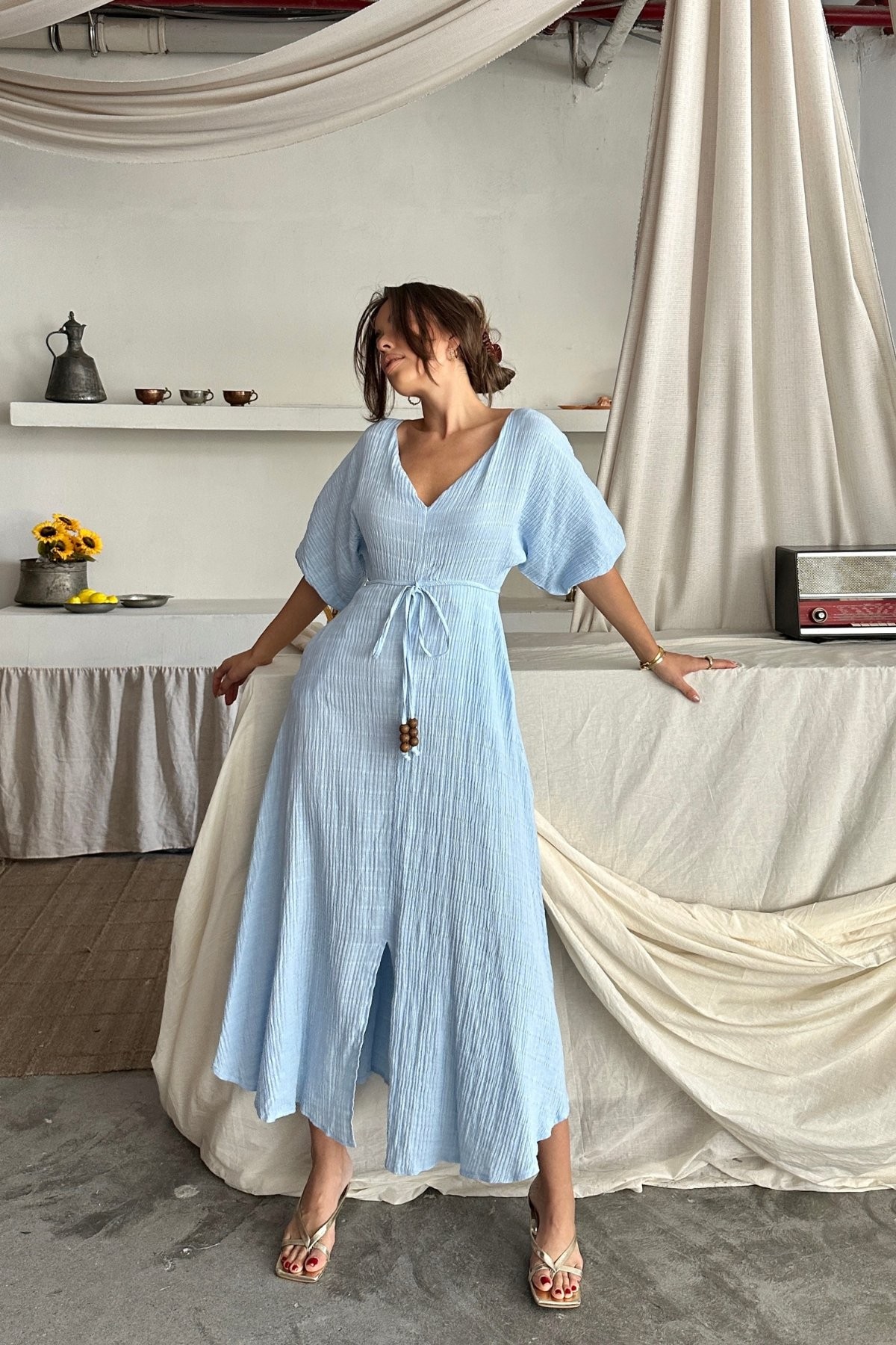 Muslin Kumaş V Yaka Bel Boncuk Bağlamalı Yırtmaç Detaylı Elbise - Mavi