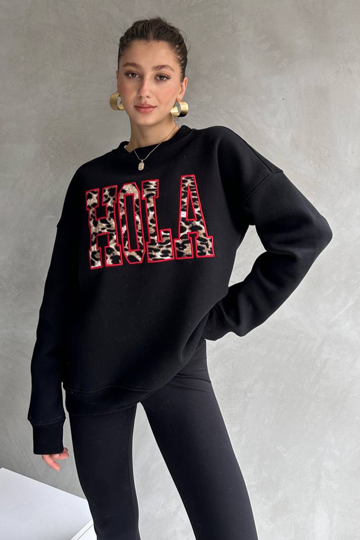 Oversize Kadın Bisiklet Yaka Sweatshirt Üç İplik Şardonlu HOLA Nakışlı - Siyah