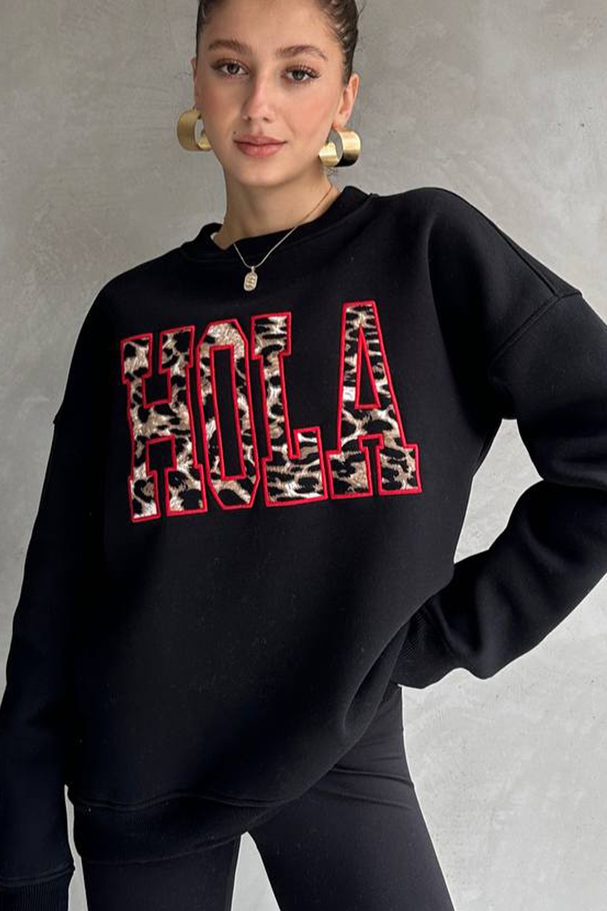 Oversize Kadın Bisiklet Yaka Sweatshirt Üç İplik Şardonlu HOLA Nakışlı - Siyah