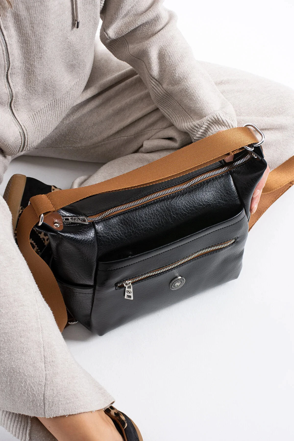 Kadın 4 Bölmeli Suni Yumuşak Deri Omuz ve Sırt Çantası - Siyah Taba