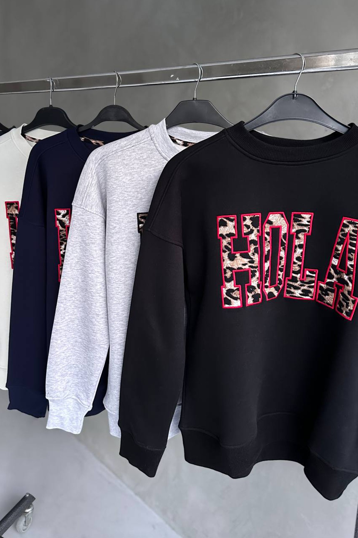 Oversize Kadın Bisiklet Yaka Sweatshirt Üç İplik Şardonlu HOLA Nakışlı - Siyah