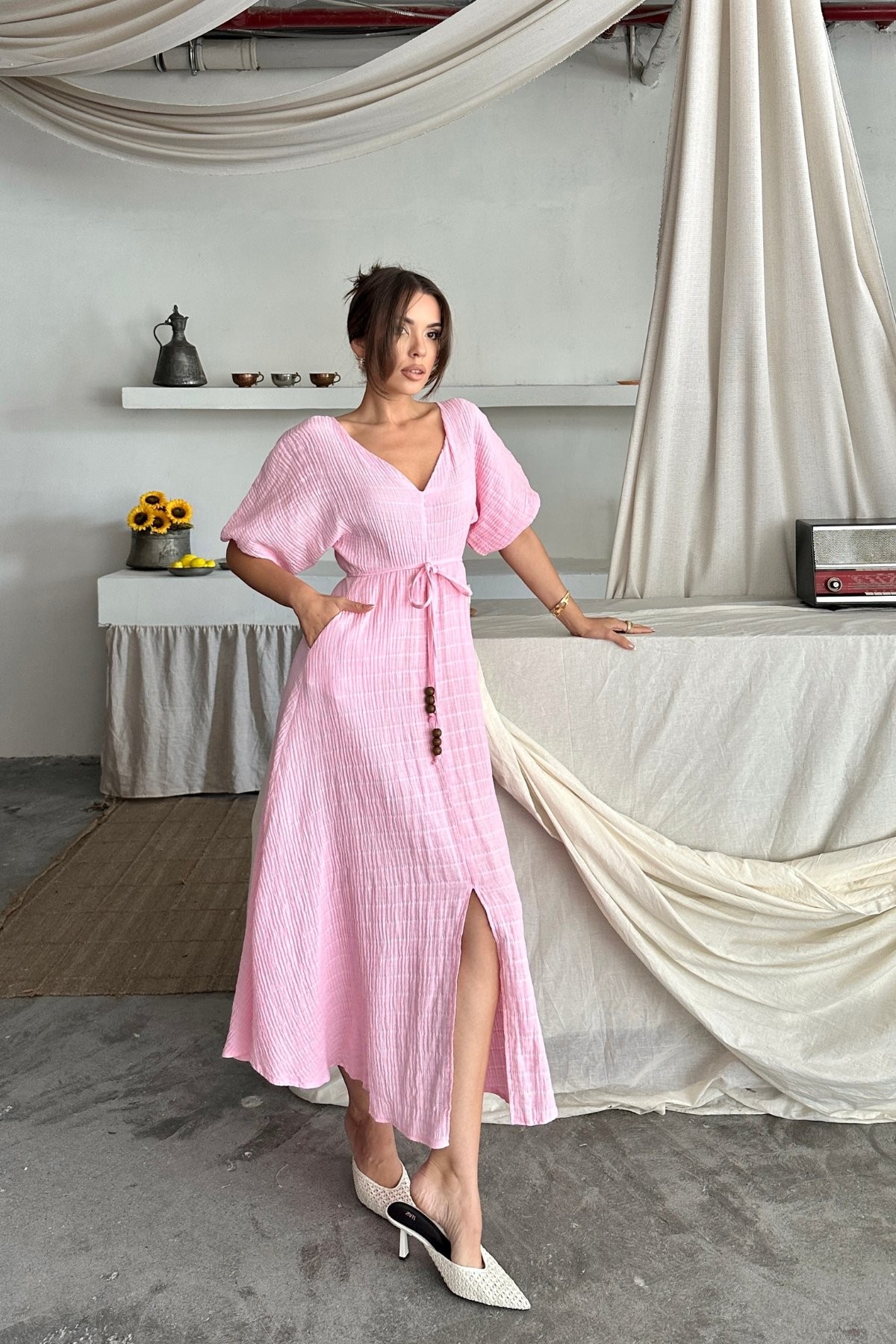 Muslin Kumaş V Yaka Bel Boncuk Bağlamalı Yırtmaç Detaylı Elbise - Pembe