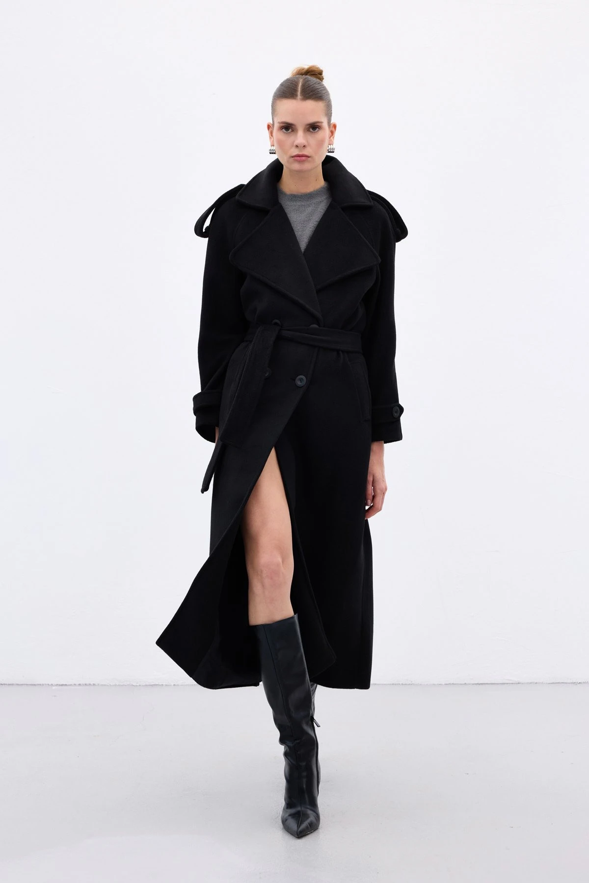 Apolet Detaylı Geniş Yaka Uzun Kadın Kaban - Черный