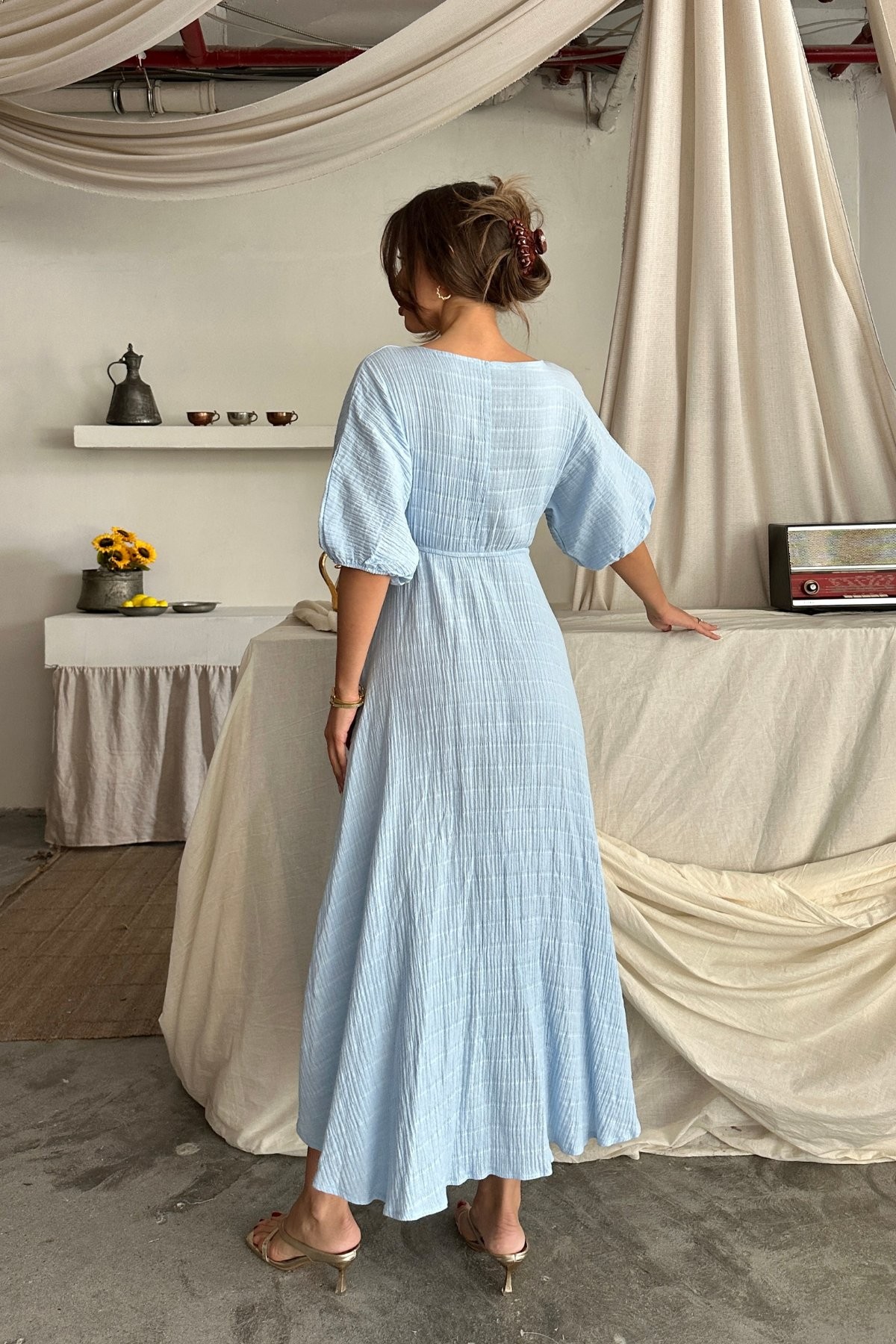 Muslin Kumaş V Yaka Bel Boncuk Bağlamalı Yırtmaç Detaylı Elbise - Mavi
